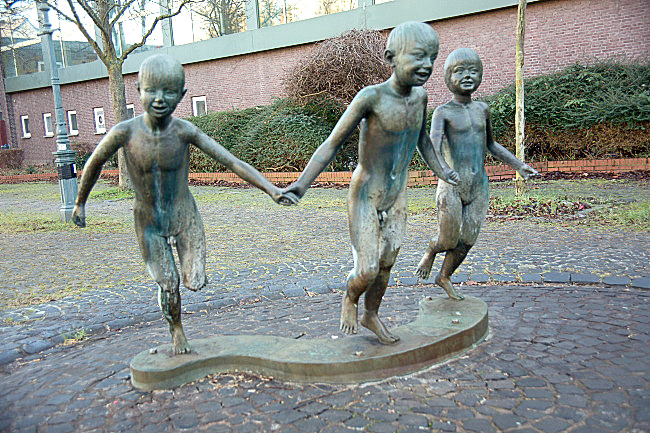 Laufende Kinder vor der Osthalle